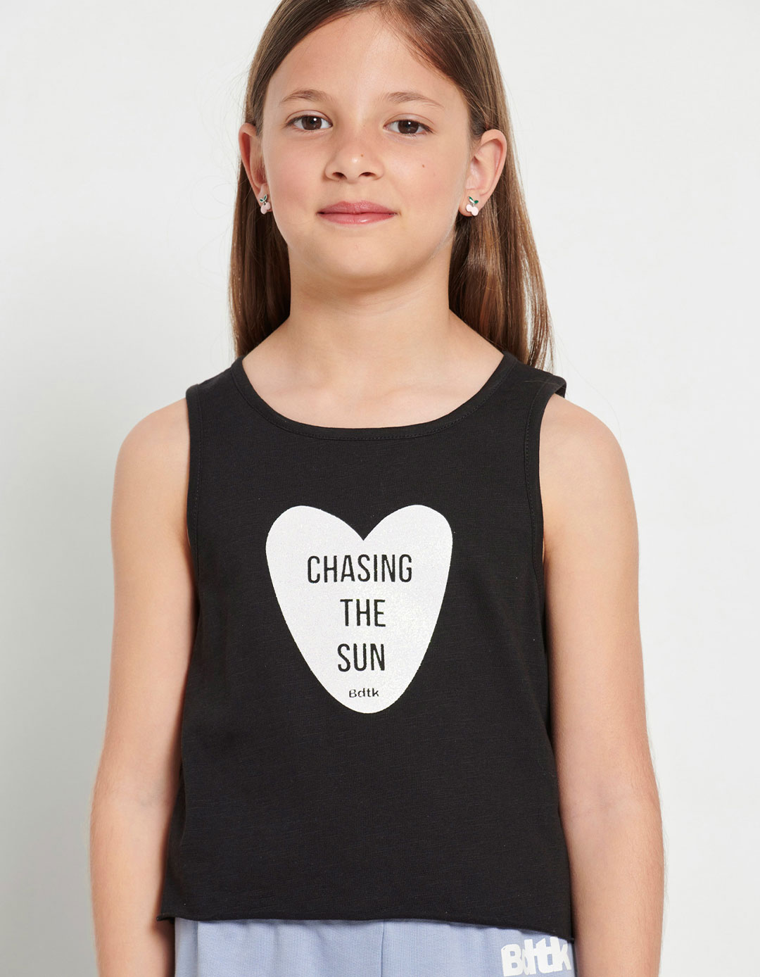 Αμάνικη κοντή μπλούζα για κορίτσια bdtk, μαύρη, Regular Fit, 100% βαμβάκι.  Αμάνικη κοντή μπλούζα για κορίτσια bdtk, μαύρη, Regular Fit, 100% βαμβάκι.