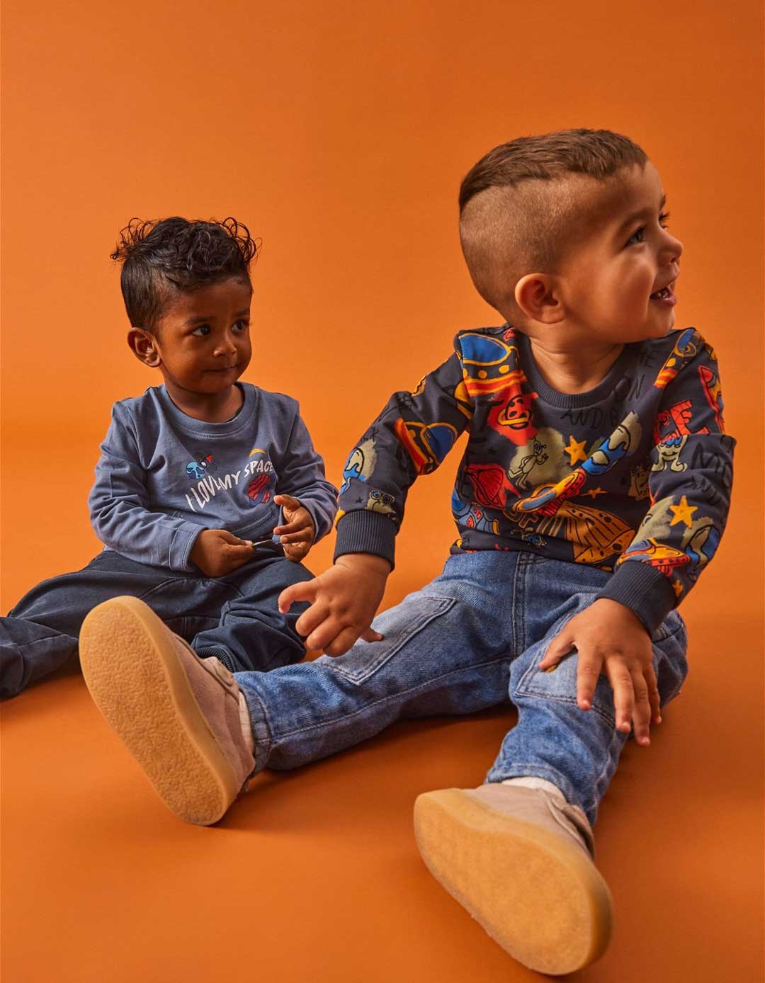 Φούτερ μπλούζα για αγόρι, μολυβί, Regular Fit, 95% βαμβάκι, 5% ελαστάνη. Φούτερ μπλούζα για αγόρι, μολυβί, Regular Fit, 95% βαμβάκι, 5% ελαστάνη.