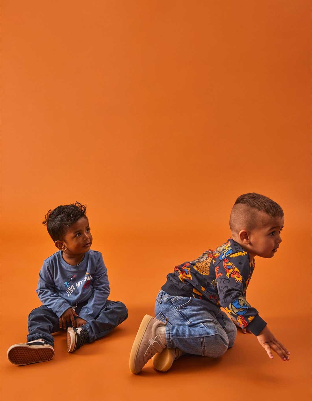 Φούτερ μπλούζα για αγόρι, μολυβί, Regular Fit, 95% βαμβάκι, 5% ελαστάνη. Φούτερ μπλούζα για αγόρι, μολυβί, Regular Fit, 95% βαμβάκι, 5% ελαστάνη.