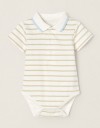 Βρεφικό κορμάκι αγοριού με ριγέ σχέδιο και κουμπάκια Βρεφικό κορμάκι για αγόρι με ρίγες και γιακά, 100% βαμβάκι