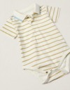 Βρεφικό κορμάκι αγοριού με ριγέ σχέδιο και κουμπάκια Βρεφικό κορμάκι για αγόρι με ρίγες και γιακά, 100% βαμβάκι