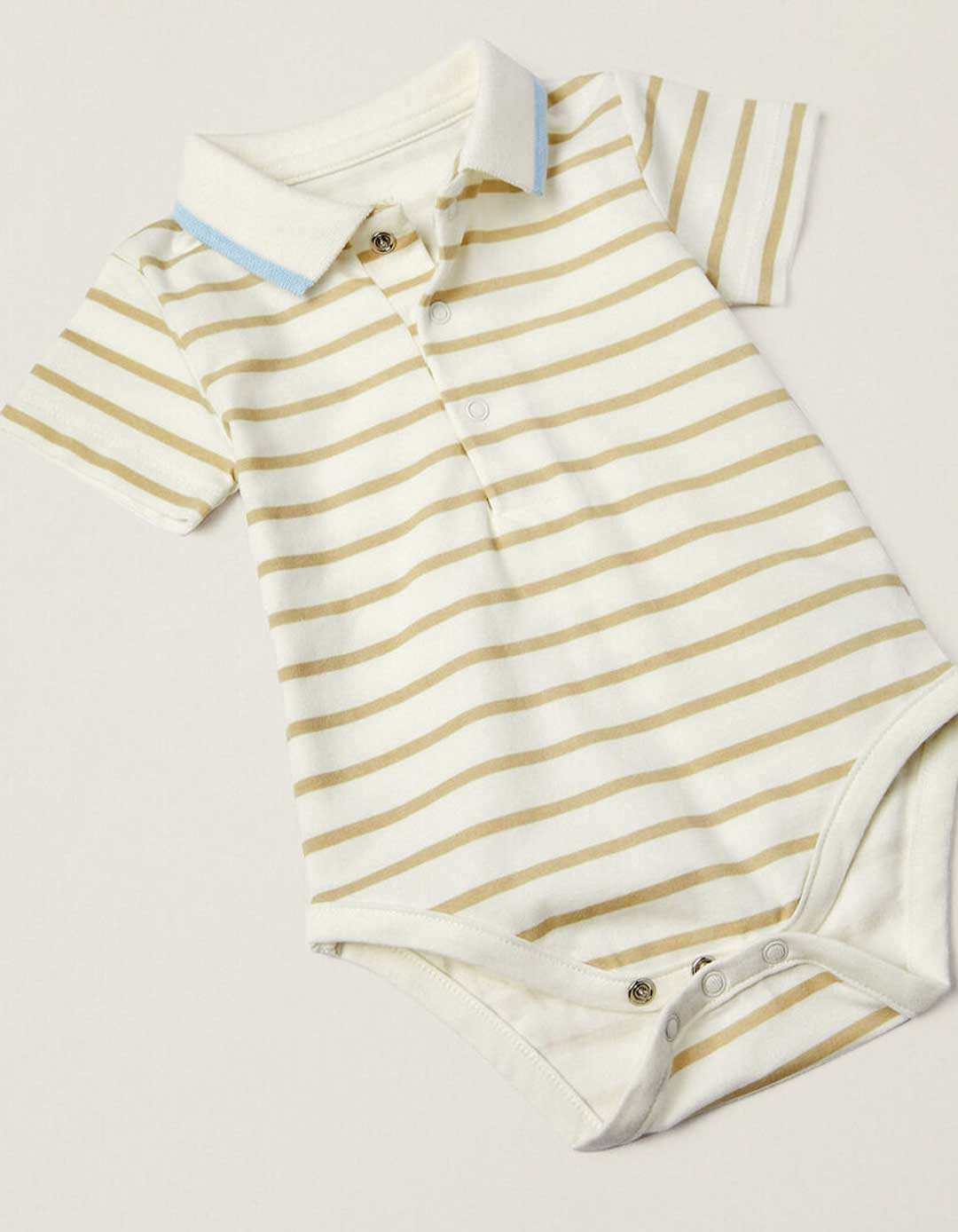 Βρεφικό κορμάκι αγοριού με ριγέ σχέδιο και κουμπάκια Βρεφικό κορμάκι για αγόρι με ρίγες και γιακά, 100% βαμβάκι