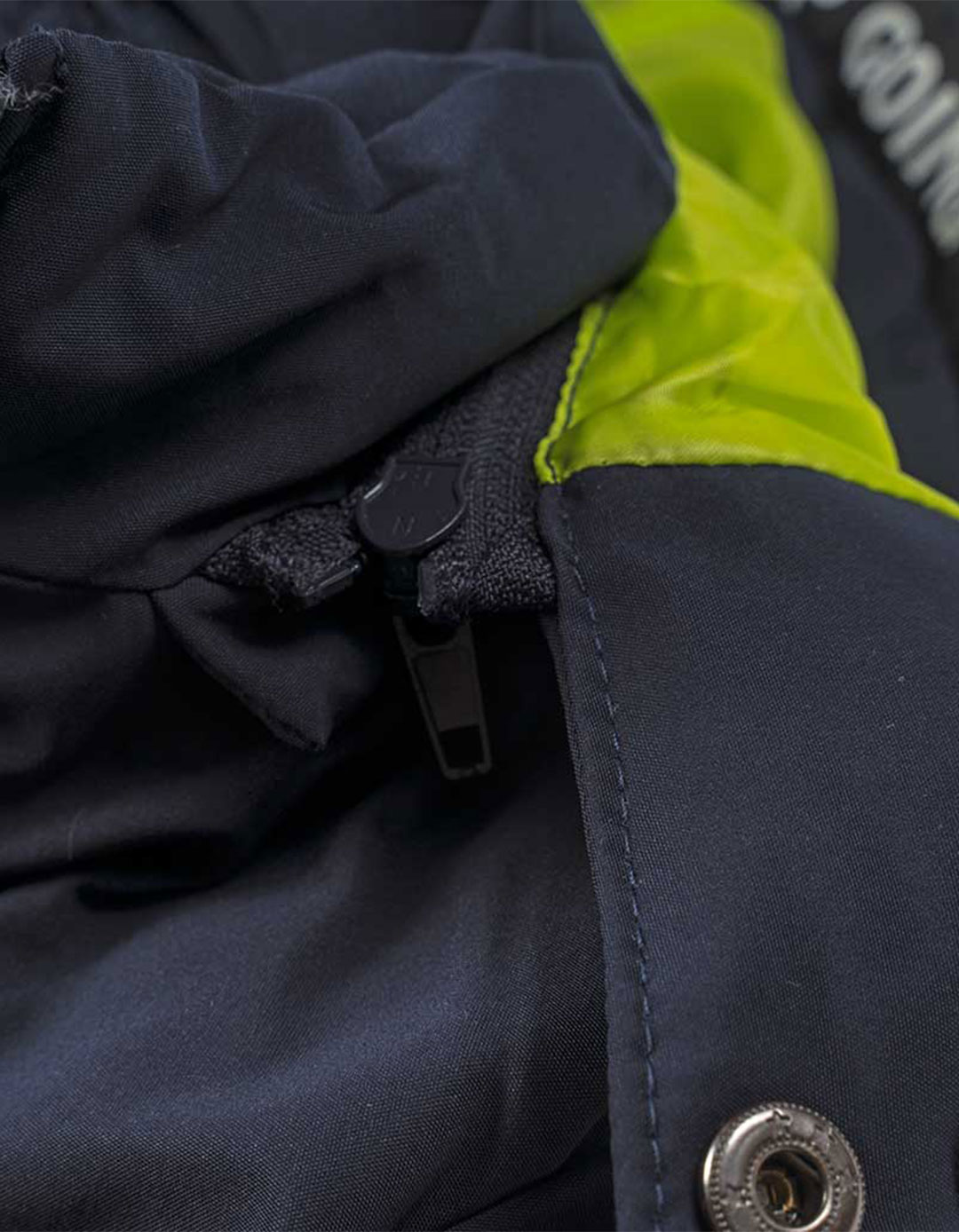 Μπουφάν New College για αγόρι με κουκούλα μπλε, Regular Fit, 100% πολυεστέρας. Μπουφάν New College για αγόρι με κουκούλα μπλε, Regular Fit, 100% πολυεστέρας.