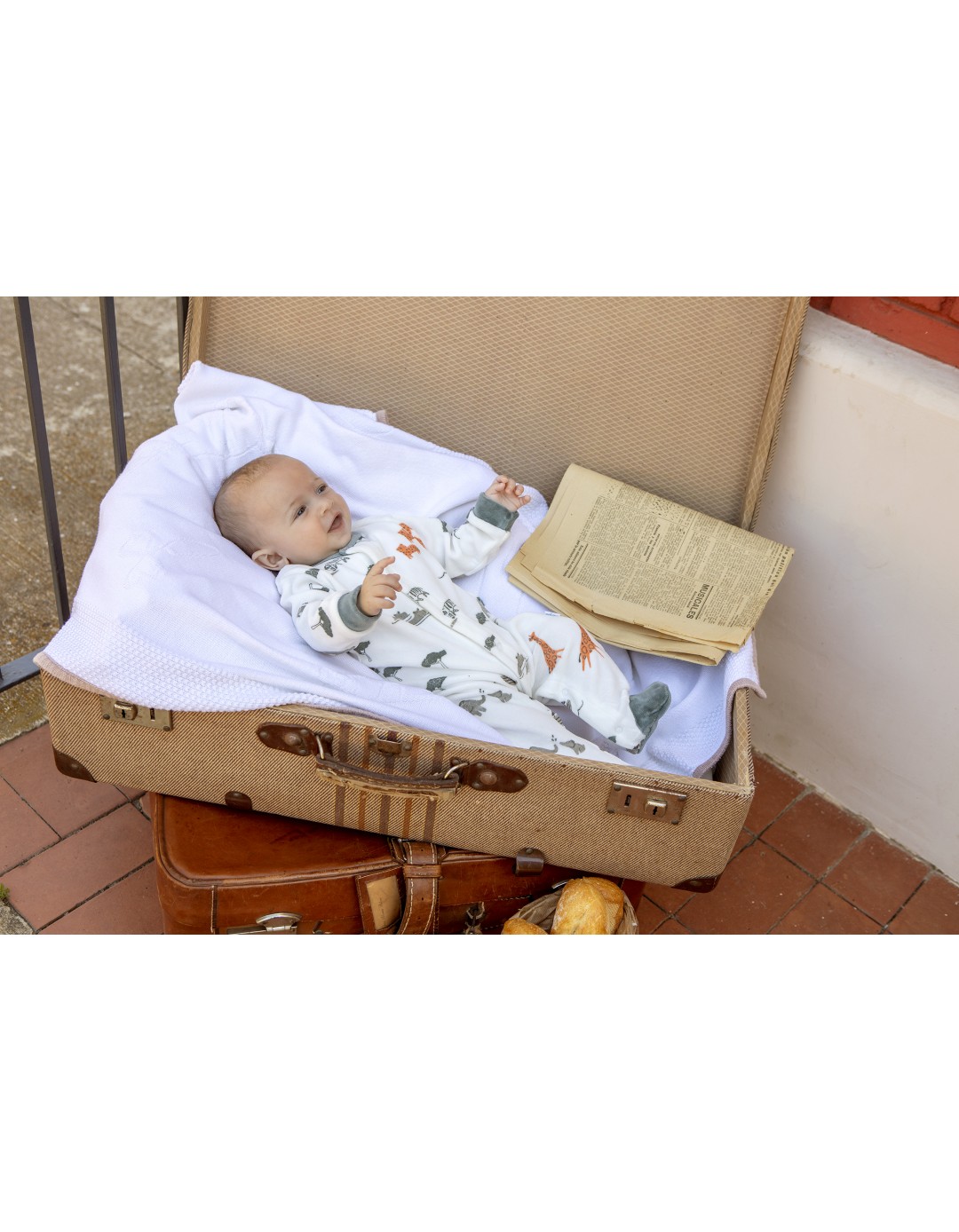 Ολόσωμο βρεφικό μακρυμάνικο βελουτέ φορμάκι για αγόρι, λευκό, Regular Fit, 80% βαμβάκι, 20% πολυεστέρας.