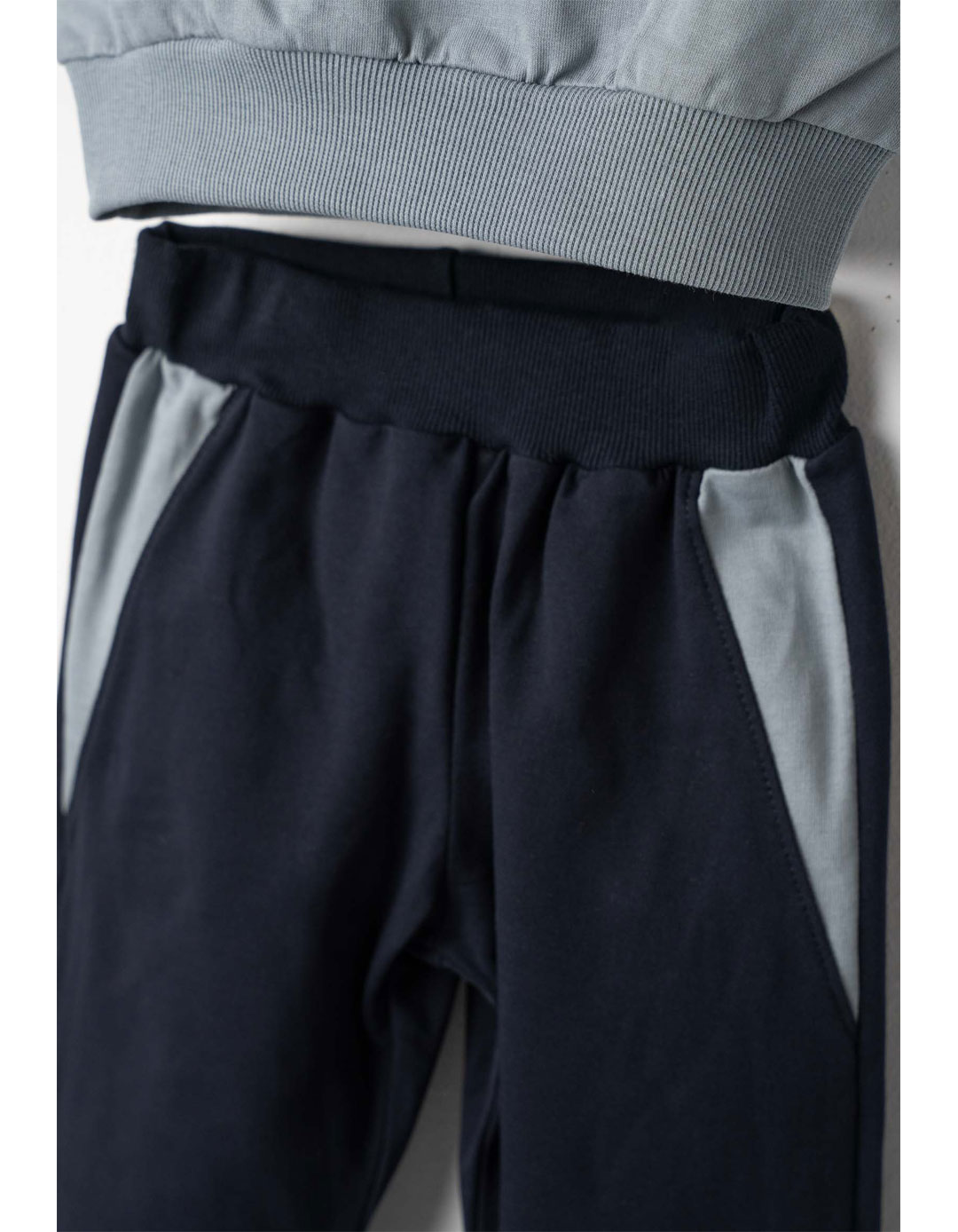 Παιδικό σετ φόρμας αγοριού γκριζομπλέ με στάμπα και μπλε παντελόνι