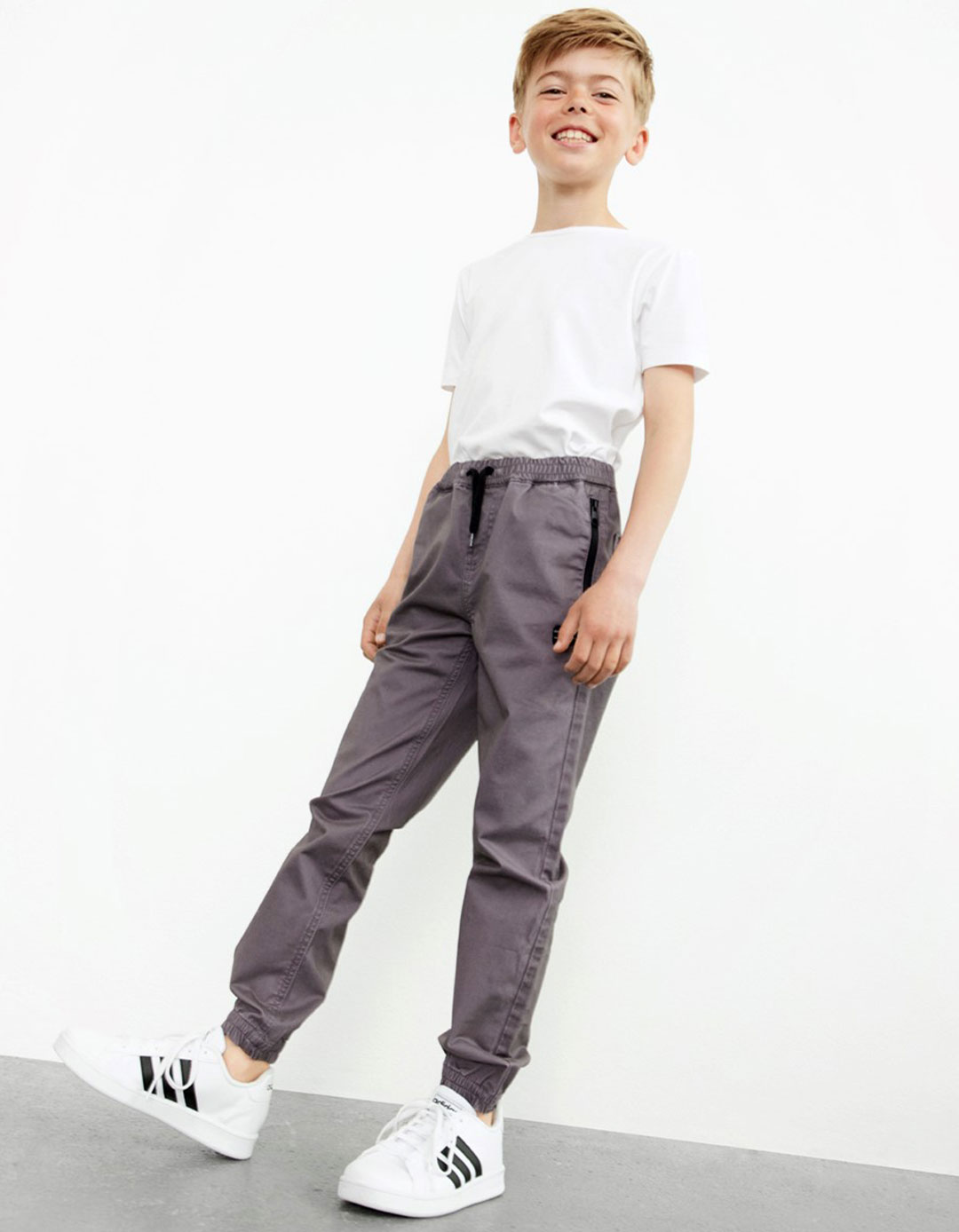 Παντελόνι υφασμάτινο σε γκρι χρώμα για αγόρι, Regular Fit, 98% βαμβάκι, 2% ελαστάνη. Παντελόνι υφασμάτινο σε γκρι χρώμα για αγόρι, Regular Fit, 98% βαμβάκι, 2% ελαστάνη.