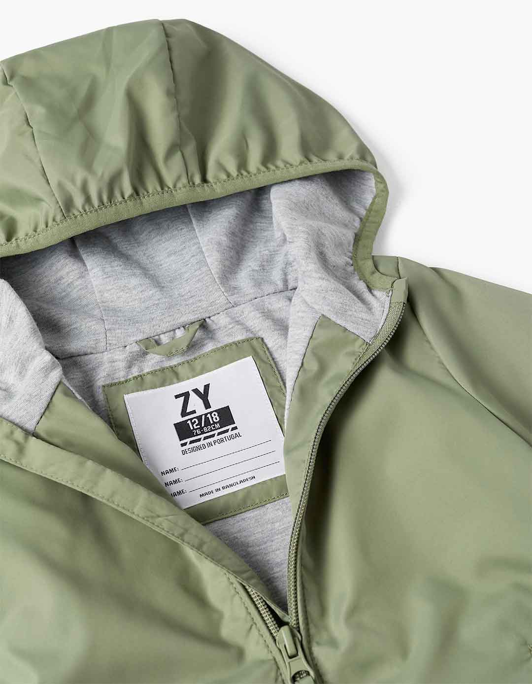 Παιδικό αντιανεμικό μπουφάν με κουκούλα για αγόρι, λαδί, Slim Fit, 100% πολυεστέρας.  Παιδικό αντιανεμικό μπουφάν με κουκούλα για αγόρι, λαδί, Slim Fit, 100% πολυεστέρας.