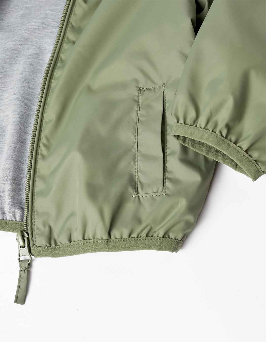 Παιδικό αντιανεμικό μπουφάν με κουκούλα για αγόρι, λαδί, Slim Fit, 100% πολυεστέρας.  Παιδικό αντιανεμικό μπουφάν με κουκούλα για αγόρι, λαδί, Slim Fit, 100% πολυεστέρας.