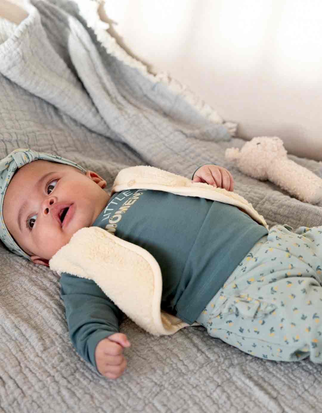 Βρεφικό σετ κοριτσιού μπεζ πράσινο με γιλέκο και κορδέλα