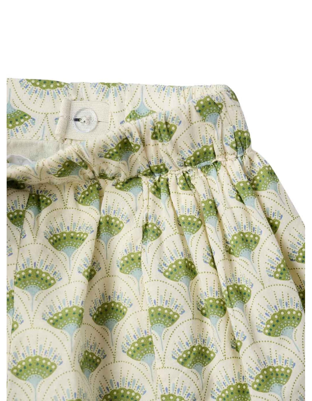 Παιδικό σόρτς κοριτσιού με σχέδιο βεντάλια σε απόχρωση εκρού-πράσινο. Slim Fit Παιδικό σόρτς κοριτσιού με σχέδιο βεντάλια σε απόχρωση εκρού-πράσινο. Slim Fit