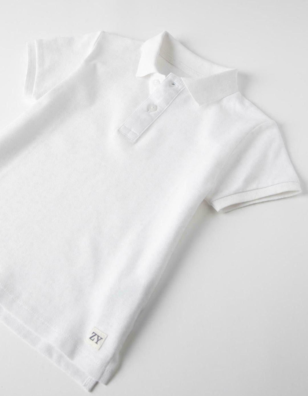 Λευκό κοντομάνικο μπλουζάκι πόλο για αγόρι zippy, Slim Fit, 100% βαμβάκι. Λευκό κοντομάνικο μπλουζάκι πόλο για αγόρι zippy, Slim Fit, 100% βαμβάκι.