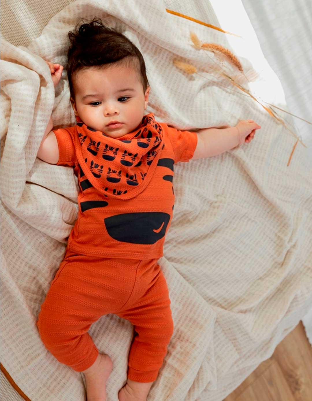 Σετ βρεφικό για αγόρι μπλούζα παντελόνι και σαλιάρα, Regular Fit, 100% βαμβάκι.