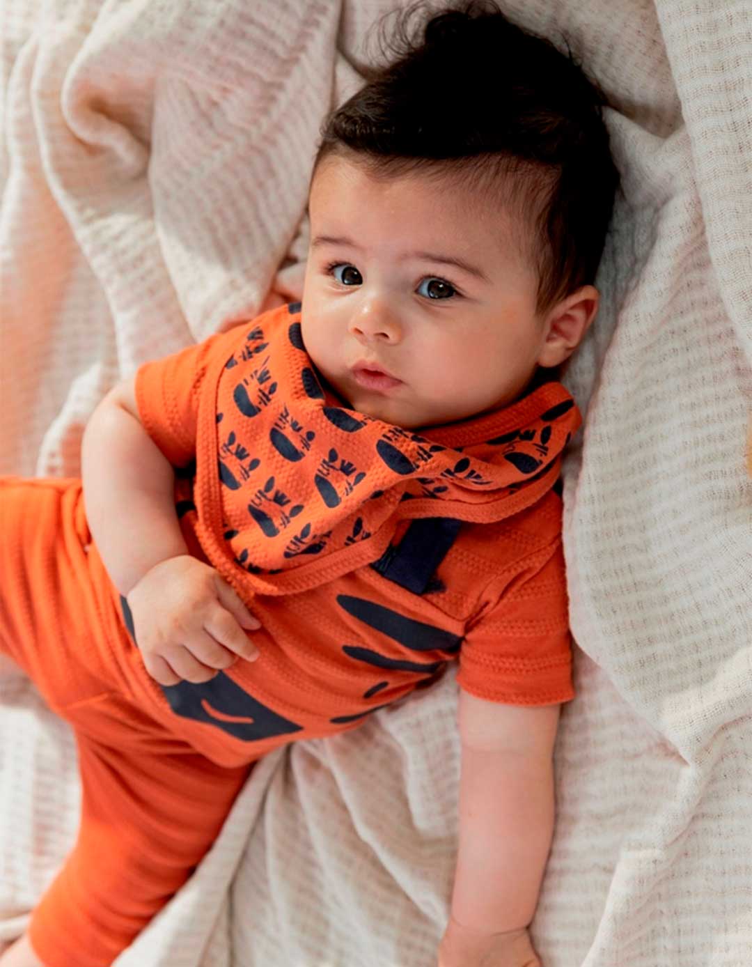 Σετ βρεφικό για αγόρι μπλούζα παντελόνι και σαλιάρα, Regular Fit, 100% βαμβάκι.