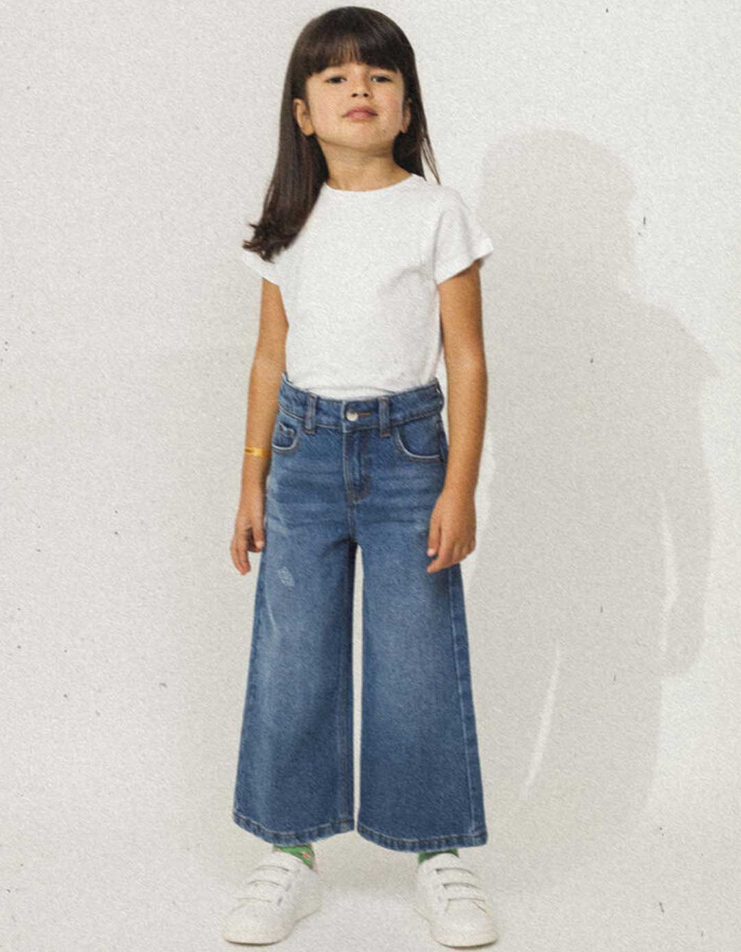 Μπλε τζιν για κορίτσια. Μοντέλο με φαρδύ πόδι, Slim Fit, 100% βαμβάκι. Μπλε τζιν για κορίτσια. Μοντέλο με φαρδύ πόδι, Slim Fit, 100% βαμβάκι.