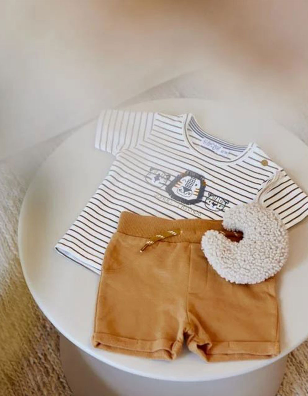 Βρεφικό σετ Dirkje αγορίστικο, μπλουζάκι λευκό ριγέ, σορτς καμηλό, 95% βαμβάκι/ 5% ελαστάνη. Regular Fit.