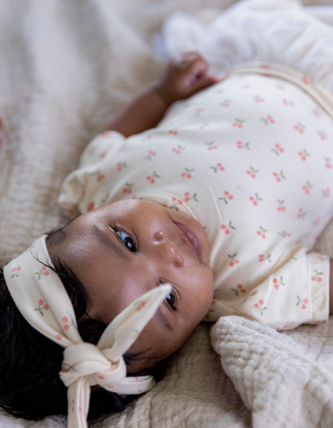 Βρεφικό σετ φόρεμα για κορίτσια Dirkje με κορδέλα σε εκρού χρώμα, Regular Fit, 95% βαμβάκι, 5% ελαστάνη.