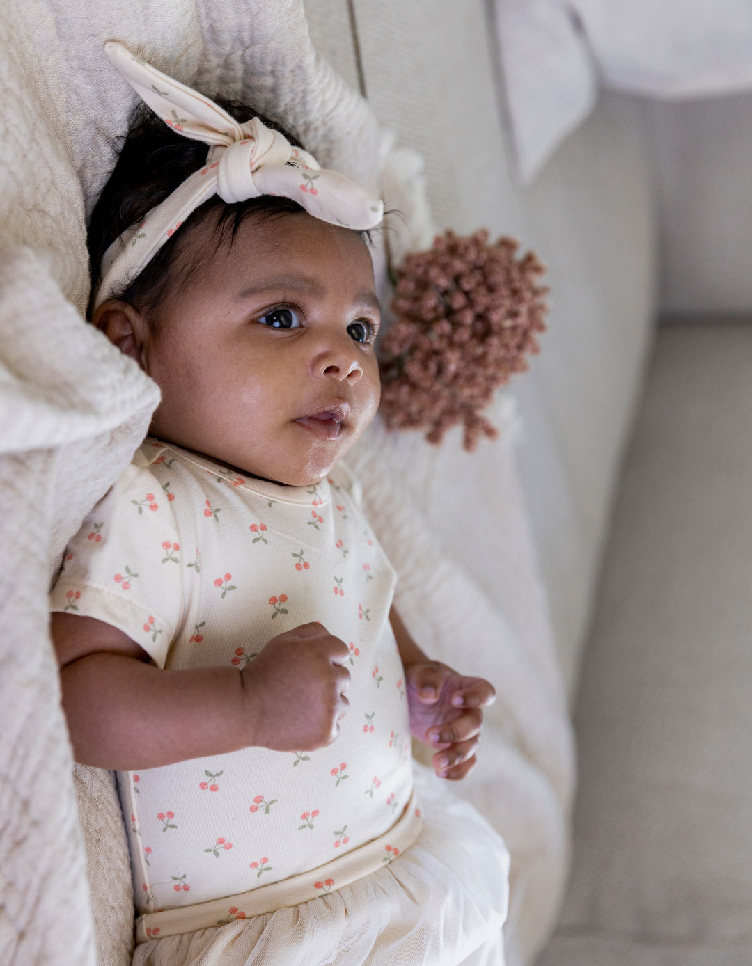 Βρεφικό σετ φόρεμα για κορίτσια Dirkje με κορδέλα σε εκρού χρώμα, Regular Fit, 95% βαμβάκι, 5% ελαστάνη.