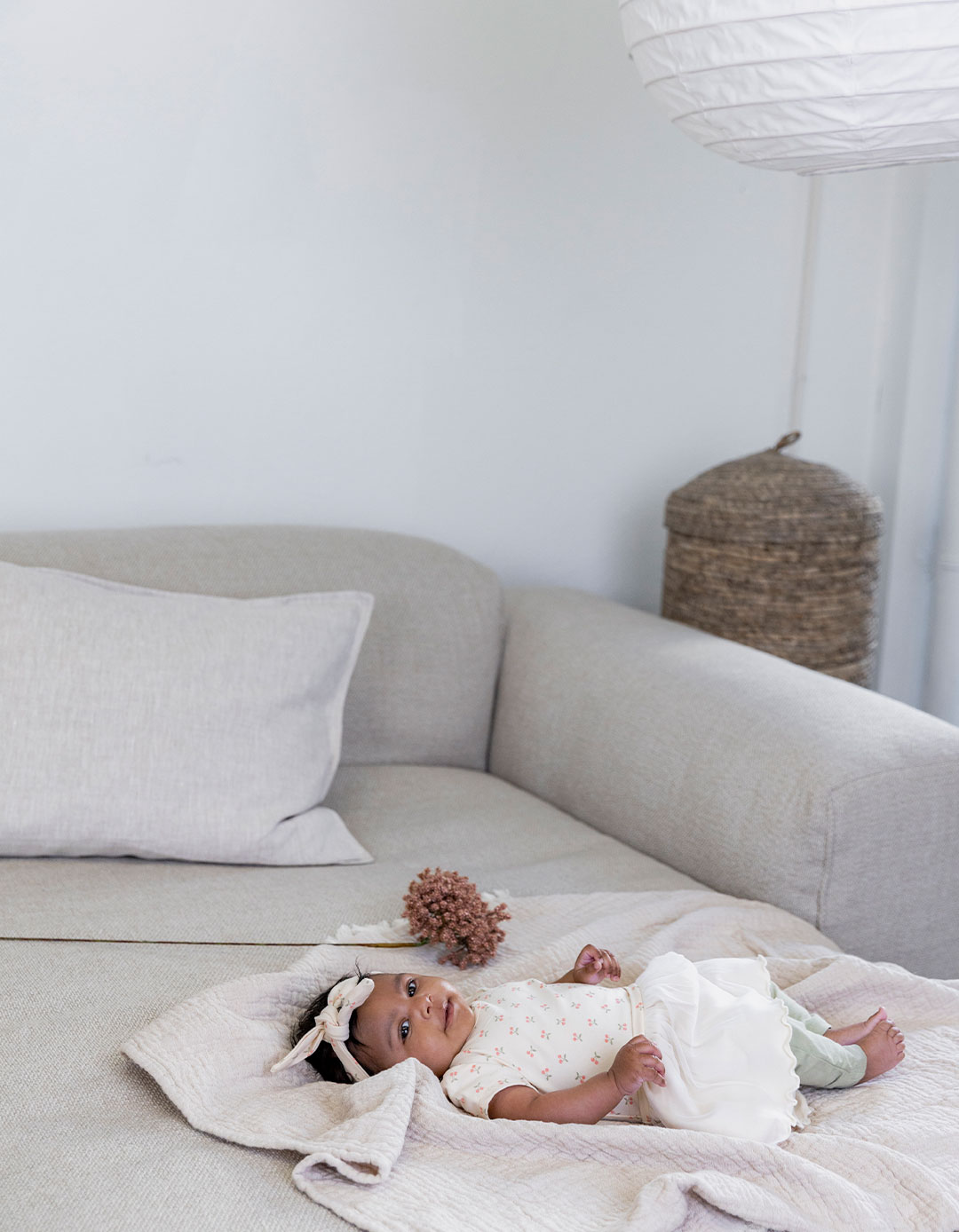 Βρεφικό σετ φόρεμα για κορίτσια Dirkje με κορδέλα σε εκρού χρώμα, Regular Fit, 95% βαμβάκι, 5% ελαστάνη.