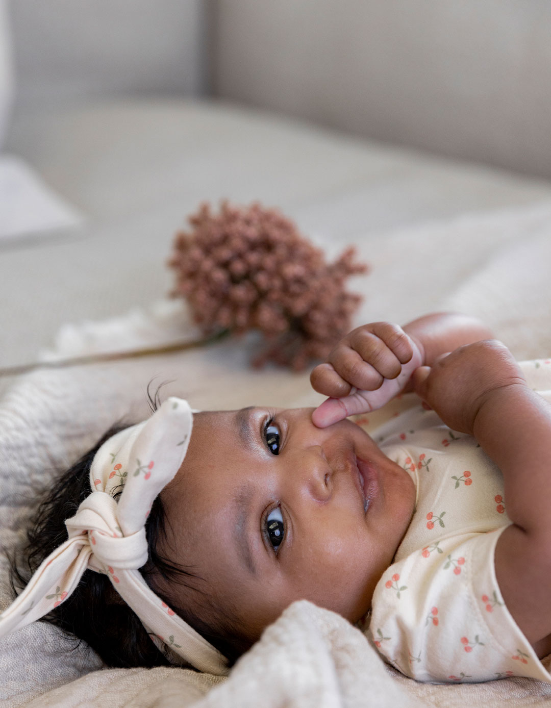 Βρεφικό σετ φόρεμα για κορίτσια Dirkje με κορδέλα σε εκρού χρώμα, Regular Fit, 95% βαμβάκι, 5% ελαστάνη.