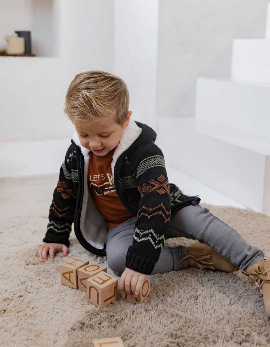 Ζακέτα με κουκούλα πλεκτή αγόρι 6-24 μηνών Πλεκτή ζακέτα με κουκούλα για αγόρι 6-24 μηνών χειμώνας